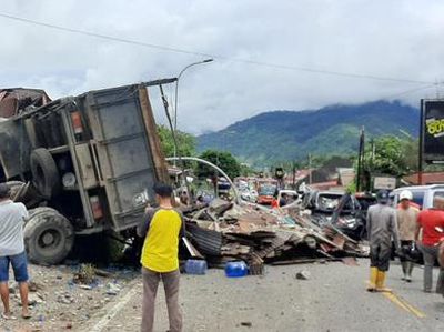 Kecelakaan Beruntun di Jalur Padang-Bukittinggi