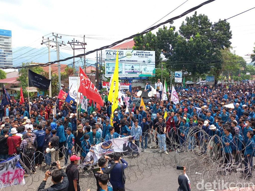 Kericuhan Demo Tolak UU Ciptaker di DPRD Lampung