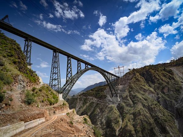 Wujud Jembatan Rel Kereta Tertinggi di Dunia, Ada di India Lho