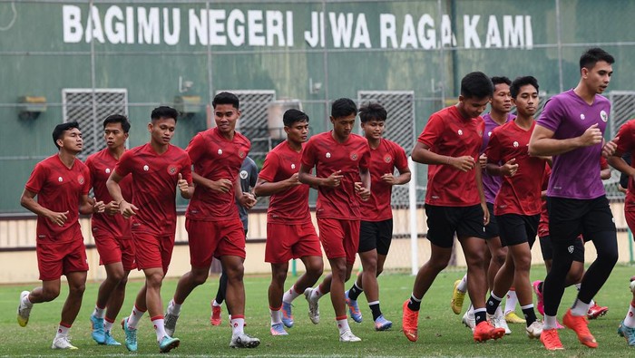 Pemain Timnas Indonesia senior dan U-20 melakukan pemanasan saat berlatih di Lapangan PTIK, Jakarta, Senin (20/3/2023). Timnas Indonesia senior akan berlaga dalam FIFA Matchday melawan Timnas Burundi pada 25 dan 28 Maret 2023 di Stadion Patriot Candrabhaga, Bekasi, Jawa Barat sedangkan Timnas U-20 mempersiapkan diri menghadapi Piala Dunia U-20 bulan Mei mendatang. ANTARA FOTO/Sigid Kurniawan/nym.