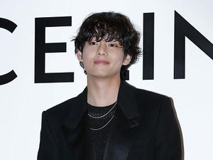 V BTS Raih Penghargaan Polisi Militer Teladan, Kisah Saat Wamil Jadi Sorotan V BTS Raih Penghargaan Polisi Militer Teladan, Kisah Saat Wamil Jadi Sorotan
