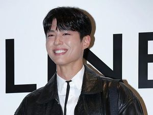 Park Bo Gum Bikin Salfok Saat Song Hye Kyo Pidato, Diduga Hindari Rumor Park Bo Gum Bikin Salfok Saat Song Hye Kyo Pidato, Diduga Hindari Rumor