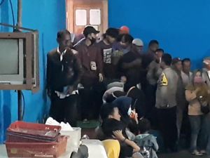 Warga Rela Antre hingga Berdesakan Saat Cairkan Bansos di Tasik Warga Rela Antre hingga Berdesakan Saat Cairkan Bansos di Tasik