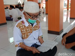 Asa Warka Mengisi Hari Tua dengan Belajar Al-Quran di Penjara