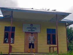 Perjuangan Pak Bhabin Bripka Adang Terangi Desa di Bengkayang