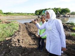 Bupati Ipuk Cek Normalisasi Kali Lo: Sedimen 18.000 Meter Kubik Diangkat