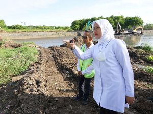 Bupati Ipuk Cek Normalisasi Kali Lo: Sedimen 18.000 Meter Kubik Diangkat Bupati Ipuk Cek Normalisasi Kali Lo: Sedimen 18.000 Meter Kubik Diangkat