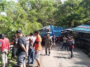 Lalin Jalan Poros Camba Lumpuh Total, 2 Truk Mogok di Kappang Maros