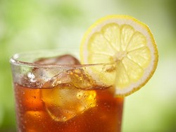 Terlalu Banyak Minum Teh Lemon, Ini 9 Efek Sampingnya