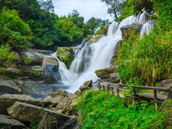 Lagi Selfie, Turis Tewas Kejatuhan Batu Besar di Air Terjun