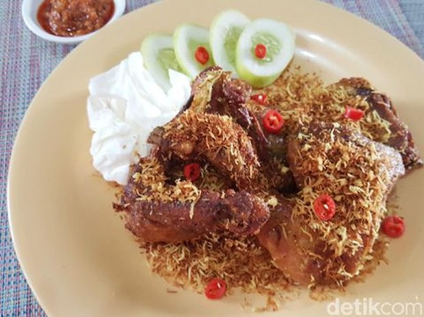 Ilustrasi ayam goreng serundeng/Foto: detikFood/Odilia