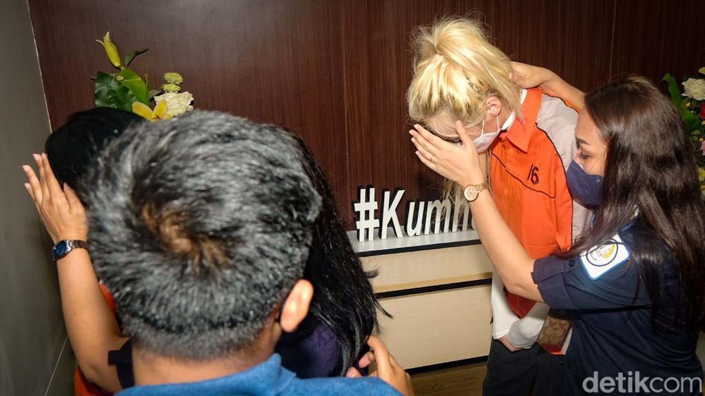 Potret WN Uzbekistan & Maroko yang Dibekuk Imigrasi Kasus Prostitusi Online Potret WN Uzbekistan & Maroko yang Dibekuk Imigrasi Kasus Prostitusi Online