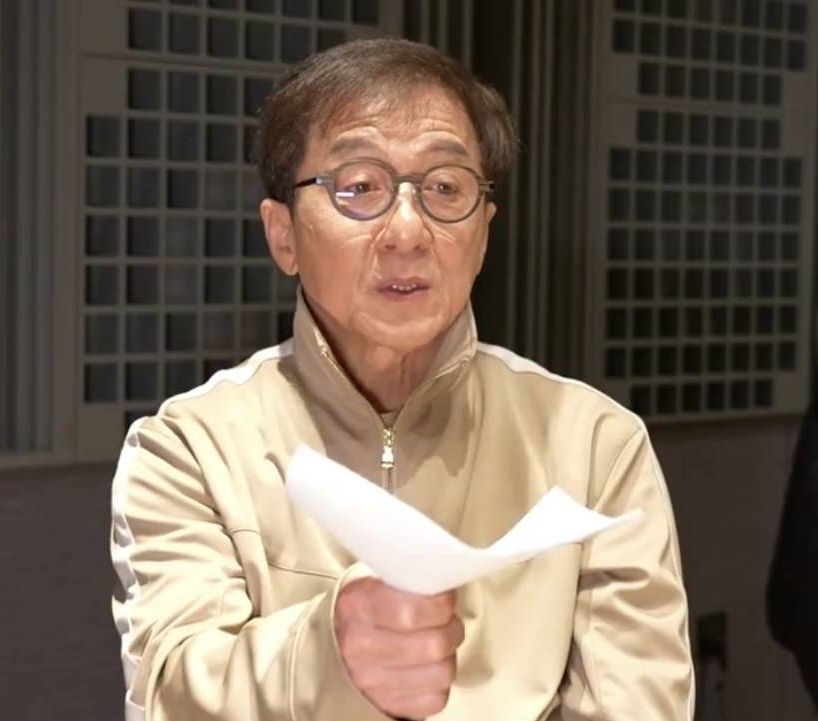 Jackie Chan menangis saat cerita soal penerusnya.