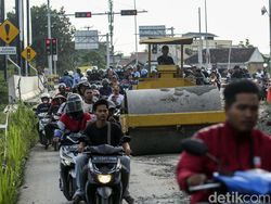 Jalan Rusak di Akses Tol Gabus Diperbaiki
