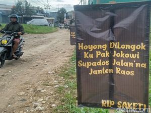 Warga Rancamanyar Bandung Protes Jalan Rusak Lewat Spanduk Nyeleneh Warga Rancamanyar Bandung Protes Jalan Rusak Lewat Spanduk Nyeleneh