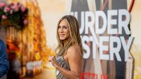 Foto Terbaru Jennifer Aniston Bergaun Transparan, Tetap Seksi di Usia 54