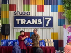 Ramadan Berbagi, Trans7 Salurkan Ratusan Paket Sembako-Al Quran ke Warga