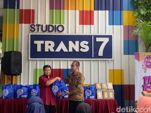 Ramadan Berbagi, Trans7 Salurkan Ratusan Paket Sembako-Al Quran ke Warga Ramadan Berbagi, Trans7 Salurkan Ratusan Paket Sembako-Al Quran ke Warga