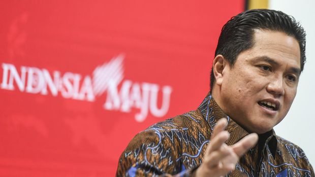 Ketua Umum PSSI Erick Thohir memberikan keterangan pers usai bertemu dengan Presiden Joko Widodo di Kantor Presiden, Jakarta, Jumat (31/3/2023). Pada pertemuan itu Ketua Umum PSSI Erick Thohir melaporkan hasil pertemuan dengan Presiden FIFA Gianni Infantino menyusul dicabutnya status Indonesia sebagai tuan rumah Piala Dunia U-20. ANTARA FOTO/Hafidz Mubarak A