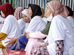 Sopir Truk Pendukung Ganjar Gelar Bukber-Bagikan Bantuan di Cikarang