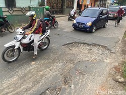 Waspada Saat Lewat Solokanjeruk, Jalanannya Rusak!