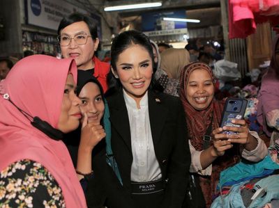 Gaya Krisdayanti Blusukan ke Pasar Jadi Sorotan, Pakai Tas Hermes Rp 71 Juta