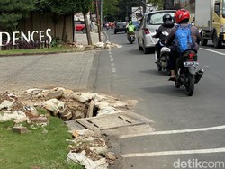 Warga Ngeluh Lubang Bekas Galian di Jl Tole Iskandar Depok Bikin Macet