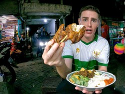 Makan Nasi Bebek Kaki Lima di Surabaya, Bule Skotlandia Ini Ketagihan