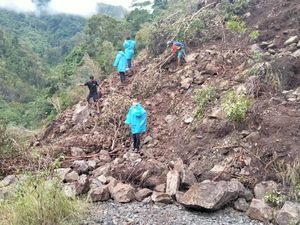 3 Desa di Mamuju 5 Hari Terisolir gegara Longsor, Kades Batal Sewa Ekskavator 3 Desa di Mamuju 5 Hari Terisolir gegara Longsor, Kades Batal Sewa Ekskavator