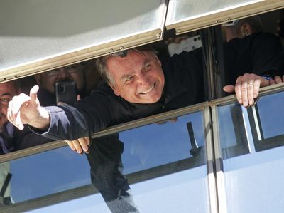 Mantan Presiden Jair Bolsonaro Kembali ke Brasil, Disambut Simpatisan