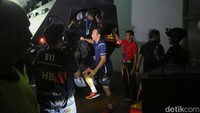 Satu per satu pemain turun dari rantis.