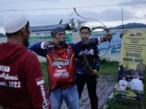 Relawan Ganjar Beri Bantuan 30 Set Panahan ke Bahtera Archery Club