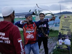 Relawan Ganjar Beri Bantuan 30 Set Panahan ke Bahtera Archery Club