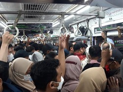 Berdesakan di Penuhnya KRL demi Mengejar Buka Puasa di Rumah