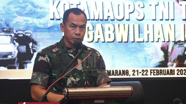 Panglima TNI Laksamana Yudo Margono mempromosikan Brigjen TNI Deddy Suryadi sebagai Danjen Kopassus. (dok TNI AD)