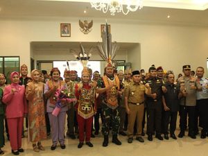 Dinilai Sosok Bijaksana, Panglima TNI Yudo Margono Diberi Gelar Adat Dayak