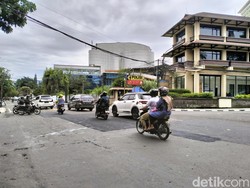 Lubang di Jalan Dekat Balai Kota Bandung Sudah Ditambal