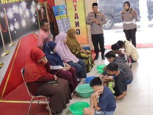 Tawuran-Lempari Polisi, 5 Pelajar di Dumai Dihukum Cuci Kaki Ibu