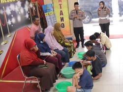 Tawuran-Lempari Polisi, 5 Pelajar di Dumai Dihukum Cuci Kaki Ibu