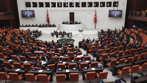 Parlemen Turki menyetujui bergabungnya Finlandia dengan NATO Turkish lawmakers vote in favor of Finlands bid to join NATO, late Thursday, March 30, 2023, at the parliament in Ankara, Turkey. All 276 lawmakers present voted unanimously in favor of Finlands bid, days after Hungarys parliament also endorsed Helsinkis accession.(AP Photo/Burhan Ozbilici)