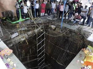 Horor Lantai Kuil Ambles Menyebabkan 35 Orang Tewas di India Horor Lantai Kuil Ambles Menyebabkan 35 Orang Tewas di India
