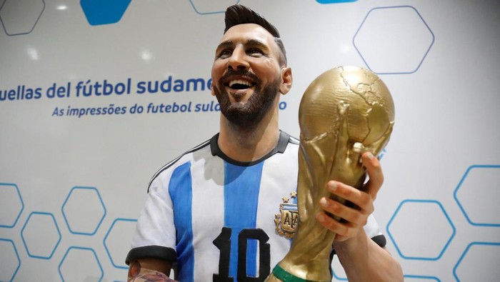 Soccer Football - Lionel Messi statue is unveiled alongside Maradona and Pele statues at CONMEBOL Headquarters, Luque, Paraguay - March 30, 2023 The new Lionel Messi statue is seen alongside Diego Maradona and Pele statues at the CONMEBOL headquarters REUTERS/Cesar Olmedo