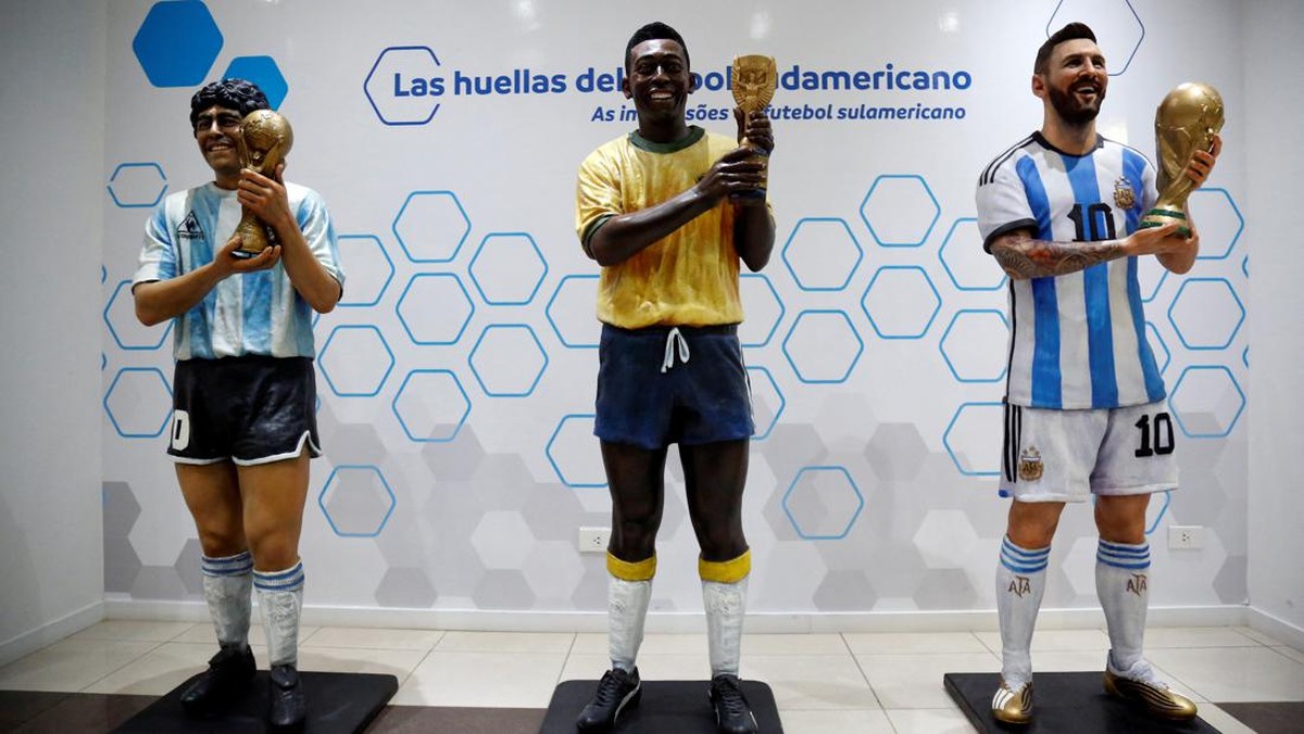 Patung lilin Maradona, Pele, dan Messi. Foto: REUTERS/CESAR OLMEDO