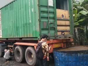 Gudang Daur Ulang Limbah Minyak Sawit di Sidoarjo Digerebek Gudang Daur Ulang Limbah Minyak Sawit di Sidoarjo Digerebek
