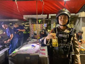 Polisi Ciduk Pemuda Pesta Miras di Areal Makam Kembang Kuning Surabaya