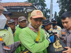 Tukang Gali Kubur di Jagakarsa Jaksel Terima Bansos Kapolri