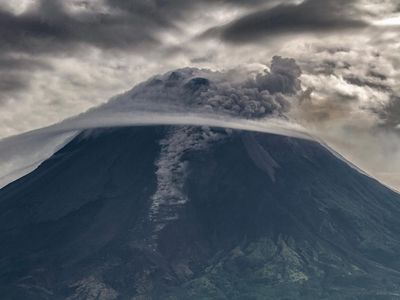 Potret Gunung Merapi yang Kembali Muntahkan Awan Panas