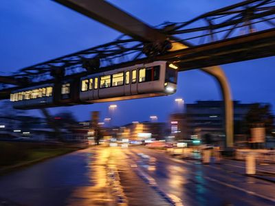 Potret Kereta Api Gantung yang Jadi Transportasi Unik di Jerman
