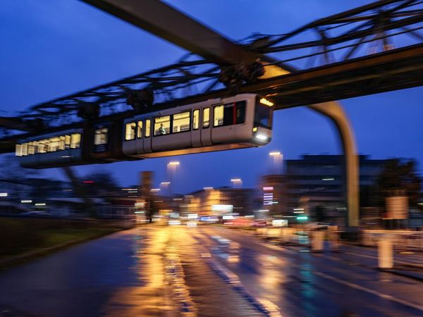 Potret Kereta Api Gantung yang Jadi Transportasi Unik di Jerman