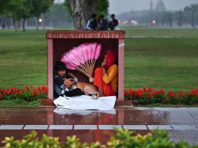 Potret Unik Warga India Saat Berteduh dari Hujan